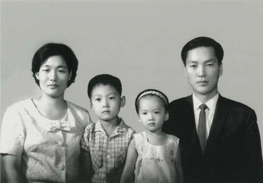 가족 사진으로 오른쪽이 고인인 윤기중 명예교수, 왼쪽 두번째가 윤 대통령. [대통령실 제공]